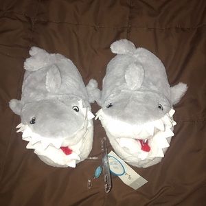 Cute Toddler shark slippers.... NWT